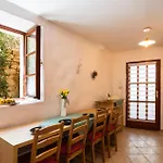 2 Bedroom Beautiful In Σπίτι διακοπών *