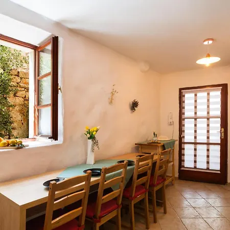 2 Bedroom Beautiful In Prázdninový dům *